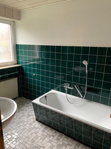Ein- oder Zweifamilienhaus auf großzügigem Grundstück in zentraler Lage von Harsewinkel – EG Bad