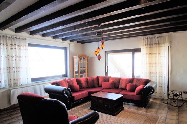 CITYHOUSE: Freistehendes Einfamilienhaus mit großem Grundstück, Kamin, Doppel- und Einzelgarage – Terrassenzugang vom Wohnzimmer