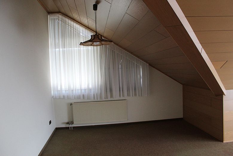 Zweifamilien-Wohnhaus in der Kleinstadt Leun im Lahn-Dill-Kreis. Der Kaufpreis ist verhandelbar. – OG Zimmer rechts 2