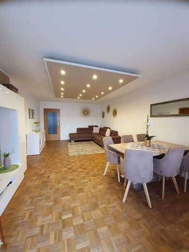 4-Zimmer-Wohnung mit hochwertiger EBK in Waldkraiburg – Wohnzimmer