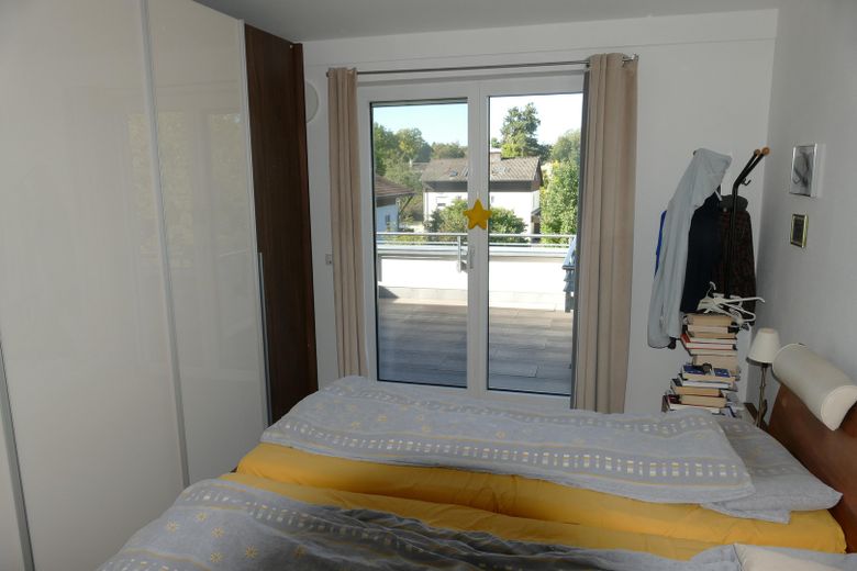PROVISIONSFREI! Exklusives 4-Zimmer Penthouse in ruhiger Lage in Rosenheim Süd – SZ Balkontüre Fliegengitter 