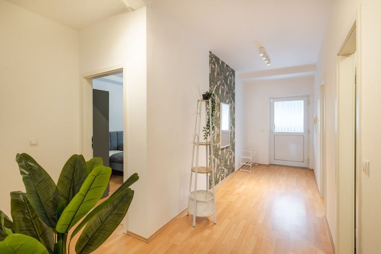 Wohn- und Geschäftshaus in Altwied: 8 Wohnungen, Gewerbe und viel Entwicklungspotenzial – Flur Wohnung II