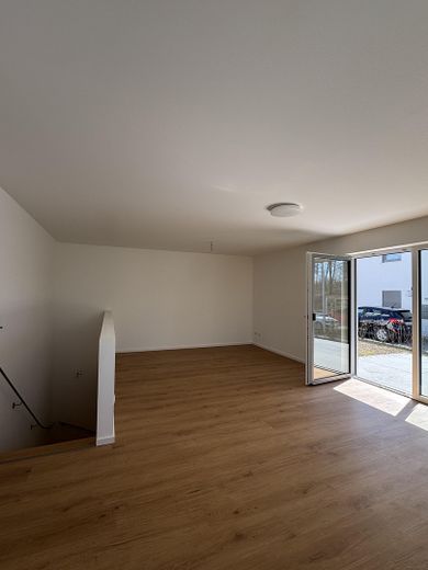 Sonnige 4-Zimmer Wohnung // Garten, EBK und hohen Decken // Neubau in Langenbach – Wohnraum 1