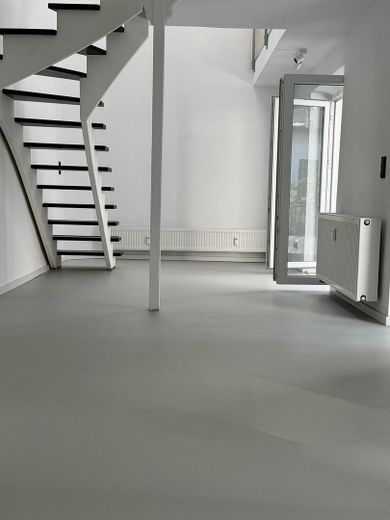 Exklusives Hinterhof-Loft mit Garten, Terrasse & Galerie | Erstbezug | Flingern – Offener Wohn-/Essbereich