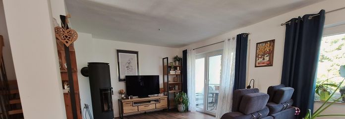Wohnen in Aussichtslage: 4-Zi.-Maisonettewohnung mit 4 Balkonen XL TG-Stellplatz und Außenstellplatz – Ansicht Wohnzimmer