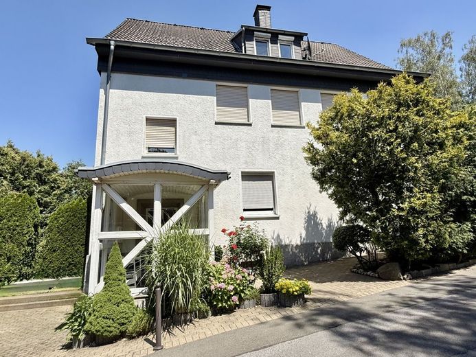 Menden-Brockhausen: Attraktives Dreifamilienhaus in idyllischer Wohnlage mit sehr guter Rendite! – Ansicht Wohnhaus
