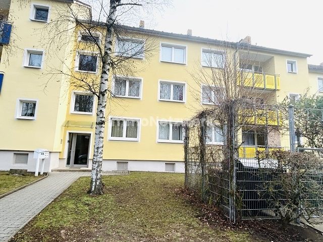 **4- Zimmer Wohnung mit Balkon. Sorgfältig saniert. Sofort verliebt** – Front Eingang 2