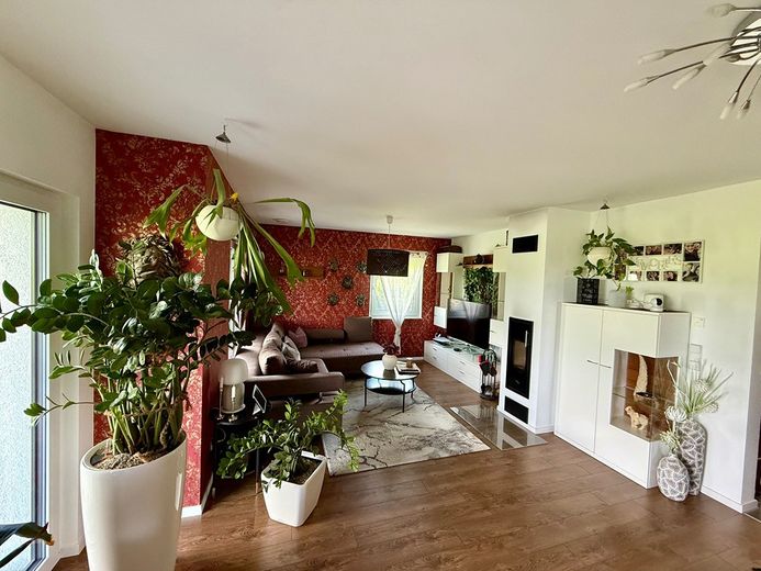 Ohne Makler - Modernes Traumhaus von 2017 mit PV-Anlage, Doppelgarage, Kamin, Klimaanlage & E-Auto-Ladestationen – Foto 13