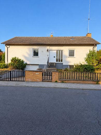 Bungalow indipendente su 669 m² · posizione ai margini del ruscello e dei campi · potenziale eccezionale! – Vorderansicht Haus IST
