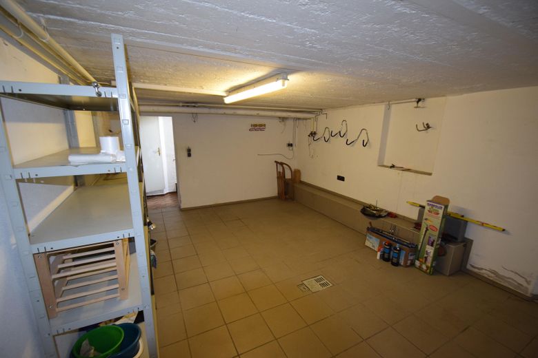 Provisionsfrei! Zweifamilienhaus, großer Sonnengarten – Keller