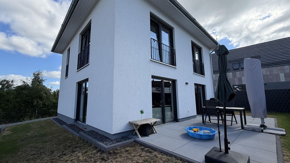 Yeni değerinde masif yapı ev (A+) – ısı pompası, tasarım mutfak ve Wallbox ile, Kulmbach – Terrasse