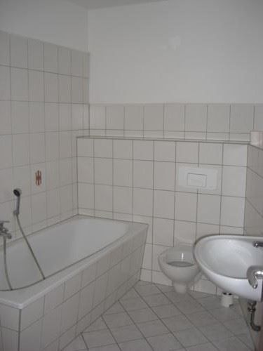 Kompakte Hinterhaus DG 2,5-Zimmer mit Einbauküche, Laminat und Wanne in uninaher Lage! – rem31a.2ogre_b
