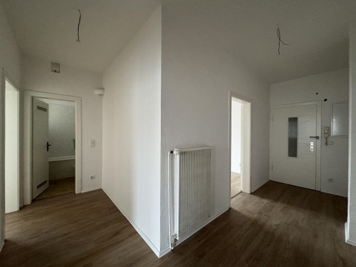 Frisch renovierte 3-Zimmer-Wohnung mit Balkon, frei ab sofort – Diele