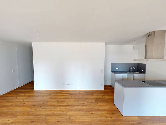 Helle 4-Zimmer-Wohnung mit EBK, 2 BÄDERN und TERRASSE im Neubauquartier FIELD 4 – Ansicht IV: Wohn- und Esszimm…