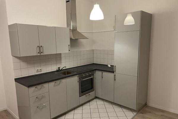 Тиха 2-кімнатна квартира з балконом і якісною вбудованою кухнею в Штадтфельд-Ост
