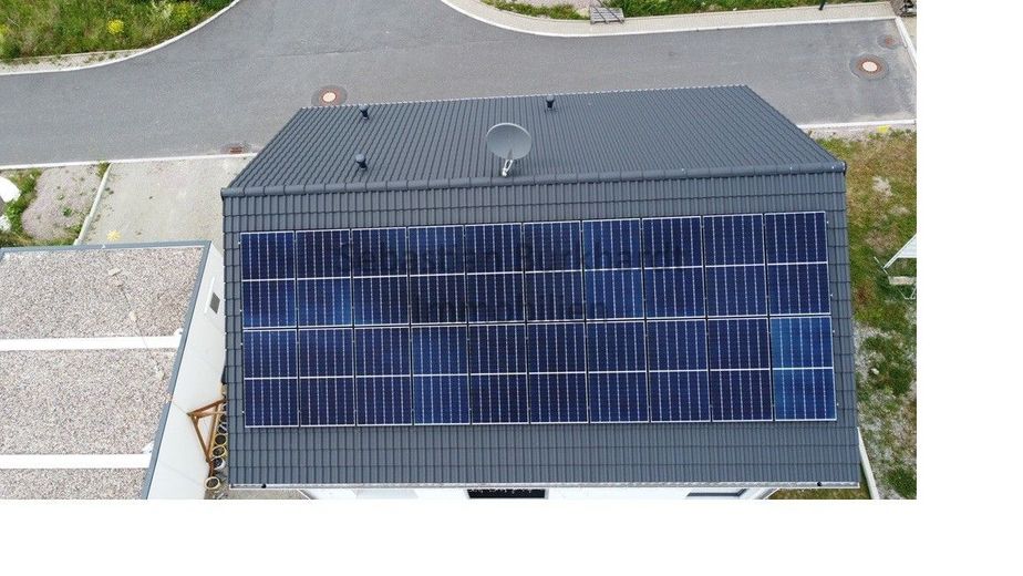 *** Exklusives KfW-40-Plus-Einfamilienhaus mit PV-Anlage, Erdwärmepumpe, Doppelgarage – Außenansicht_2