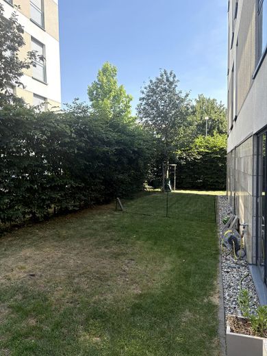 Exklusive 4-Zimmer-Gartenwohnung mit ca. 290 m² Garten und Hausgefühl am Riedberg – Seitlicher Garten