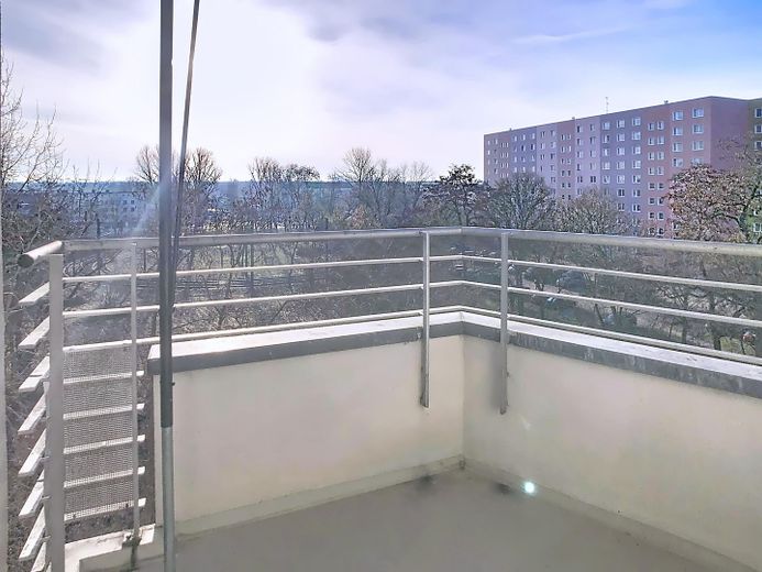 Affare! Appartamento super luminoso con ampio balcone, cucina componibile e vista - disponibile subito – Sonnenbalkon mit Aussicht