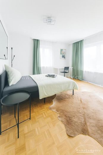 Voll möblierte Wohnung mit 5 Schlafzimmern, Balkon und Parkplatz in Höhenkirchen-Siegertsbrunn – ideal für WGs oder Familie – 6381f3467d30471f2b3c2846d106afabfcfeae46.jpg