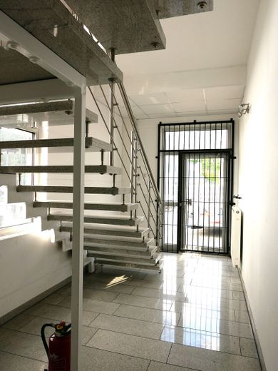 Mögliche Padel Ball Halle direkt vom Eigentümer zum Kauf oder Vermietung – Aufgang zur Bürofläche