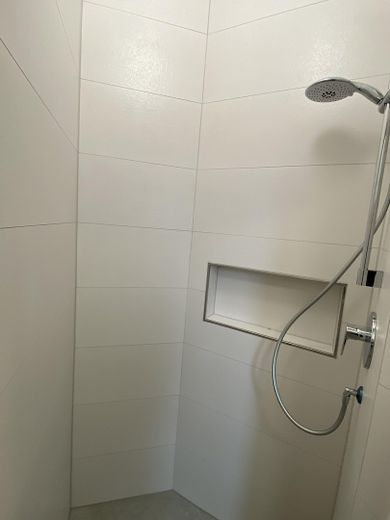 Stilvoll sanierte 2-Zimmer-Wohnung in Stuttgart-Süd (nähe Marienplatz) zur Miete ab 01.08.26 – Bad (WC & Dusche)