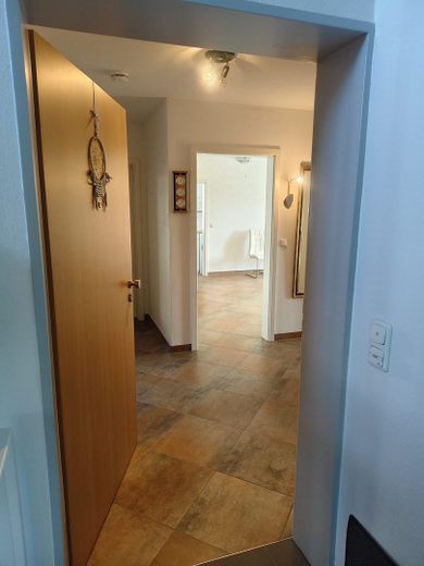 Zentral gelegene 80qm-Wohnung mit großem Sonnenbalkon – Eingang in die Wohnung