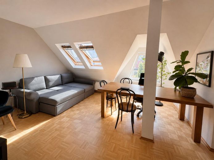 hell & möbliert: 2-Zimmer-Wohnung mit Balkon · 69 m² · befristet – Living room