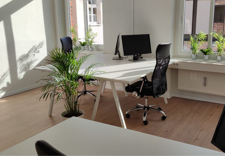 Arbeitsplatz direkt am Anger – Stecker rein und losarbeiten! – 3er Büro