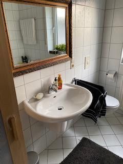 Helle 3 Zimmerwohnung mit Balkon,Wintergarten und Carport Stellplatz – Bad