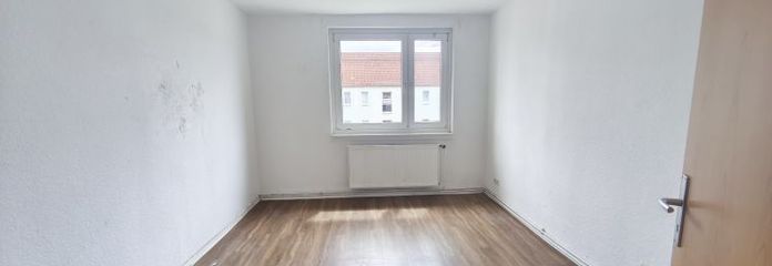 Drei Zimmer*Balkon*Modernes Badezimmer und Einbauküche