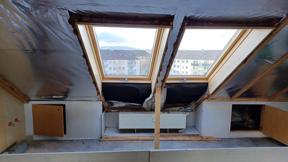 renov.bedürft. 3,5-Zi-Whg mit Balkon und EBK samt sep. DG-Whg. im Rohbau, in freundl. MFH in HN – DG nach Westen