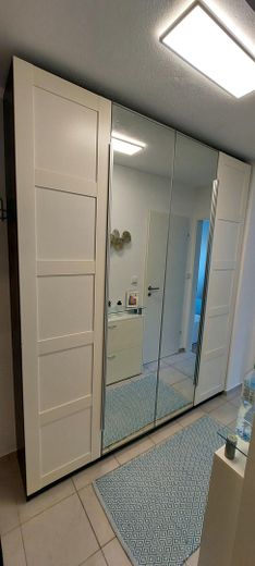 Modern möbliertes Apartment / befristet / Ingolstadt Unterhaunstadt / ab 01.08. frei – Schrank im Flur