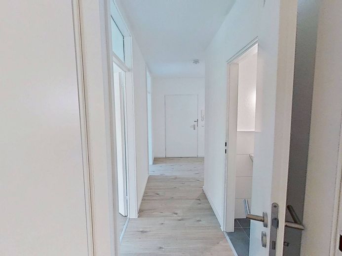 Moderne 3-Zimmer-Wohnung mit Balkon in fußläufiger Nähe zum Stadtzentrum – Ansicht III: Flur