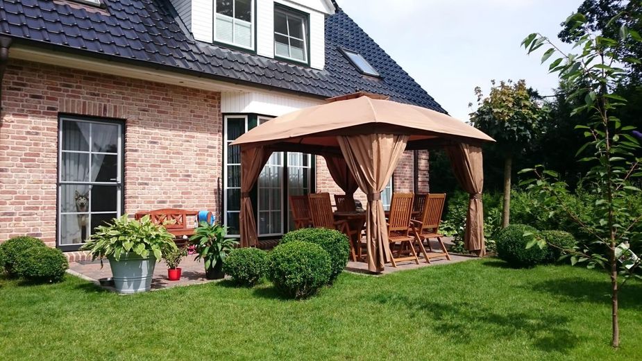 Gartenansicht mit Gaube u. Erk