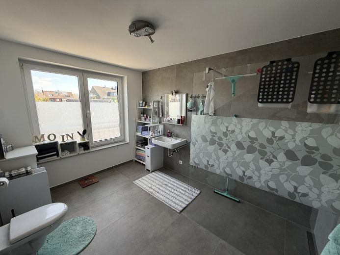 Premium 3-Zimmer-Maisonette-Wohnung mit offener Wohn-Ess-Küche, Dachterrasse & Fußbodenheizung – DG Badezimmer