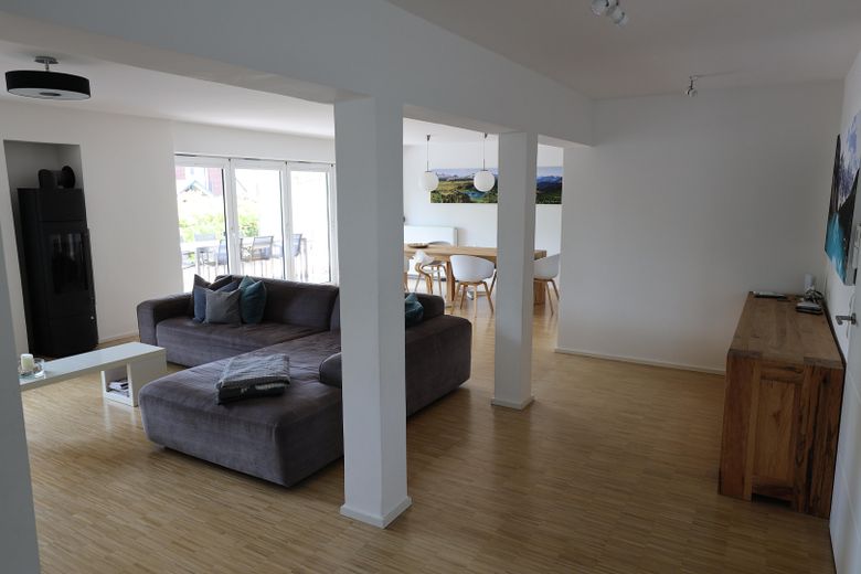 Hochwertiges, modernes Einfamilienhaus | Großer Garten | Sanierung 2014 | Klimaanlage | PV-Anlage – Wohn- & Esszimmer 3