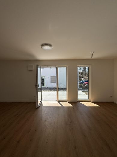 Sonnige 4-Zimmer Wohnung // Garten, EBK und hohen Decken // Neubau in Langenbach – Terassenzugang