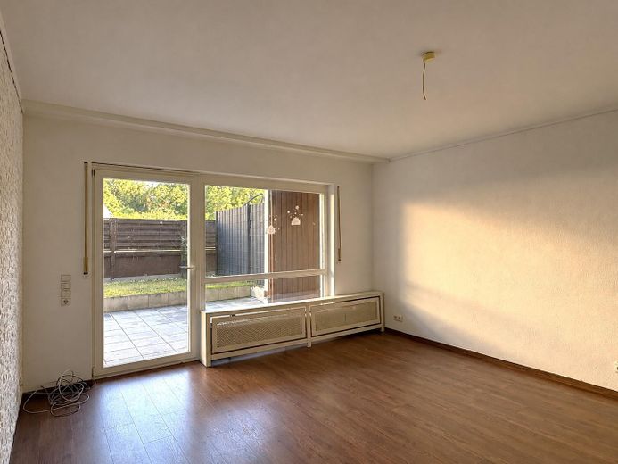 Ffm-Sachsenhausen: seltene Gelegenheit! 3 ZKB im EG, 93m² mit großer Terrasse + 75m² Grünfläche! – Wohnzimmer