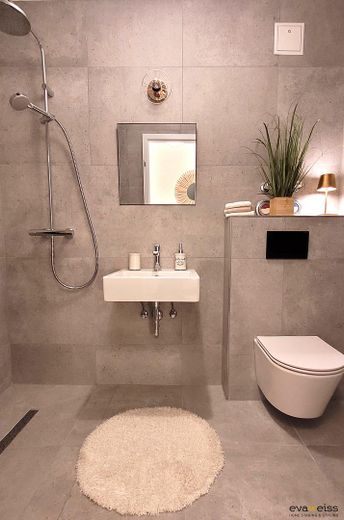 Badezimmer mit Regendusche
