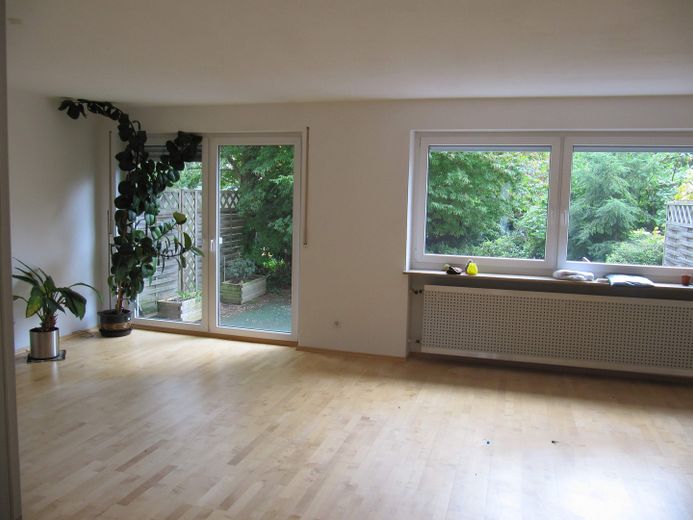 TOP LAGE LAUFAMHOLZ: LAUFEND UND UMFANGREICH MODERNISIERTES -- 6-ZIMMER-RMH MIT EINZELGARAGE. – Wohnzimmer