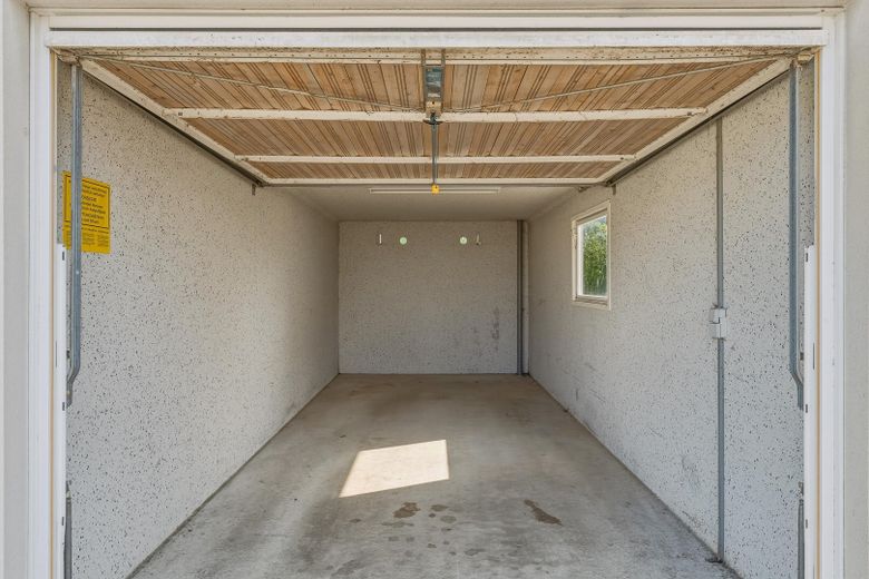 Familienhaus mit großem Garten und Potenzial – Garage