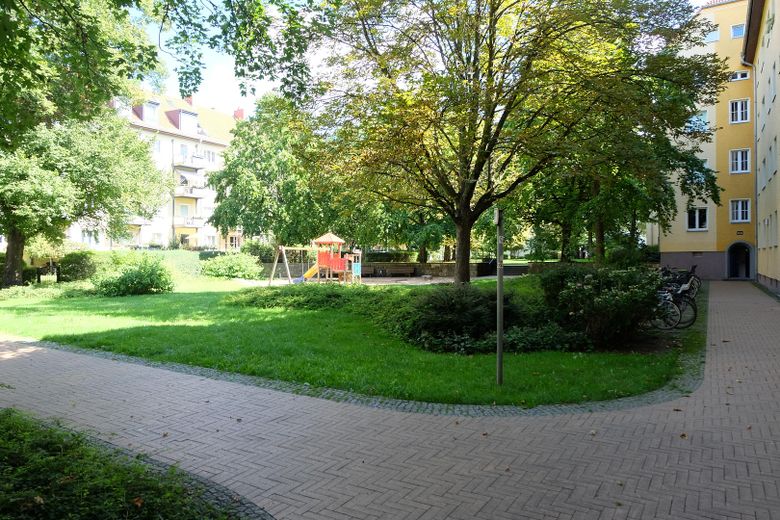 Sonniges Dachgeschoss im Bötzowviertel mit Fernsehturmblick – Hof