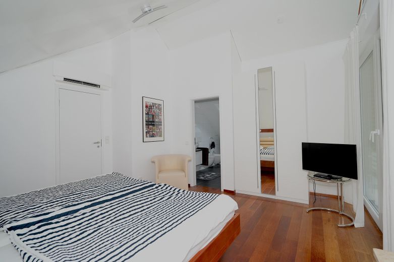 Aussicht, Natur und Design: exquisite 3-Zimmer Dachgeschosswohnung in Freiburg St. Georgen – Schlafzimmer