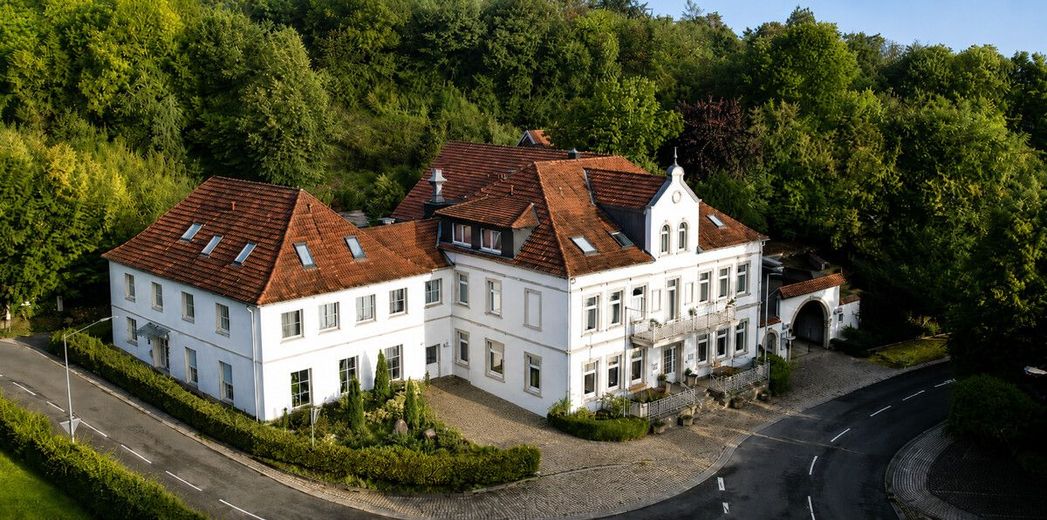 Etabliertes Hotel- &amp; Gastro-Anwesen am Wiehengebirge umfassend modernisiert – Hauptgebäude
