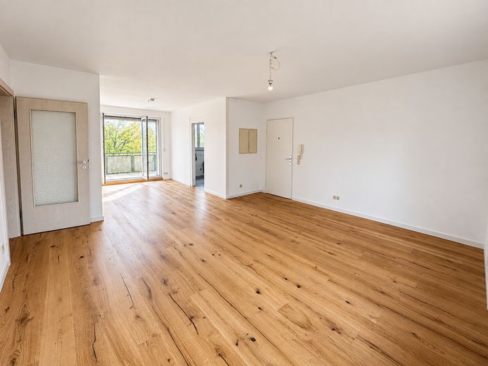 Modernisierte 3-Zimmer-Wohnung mit großem Westbalkon ins Grüne und TG – provisionsfrei – Wohn- und Esszimmer