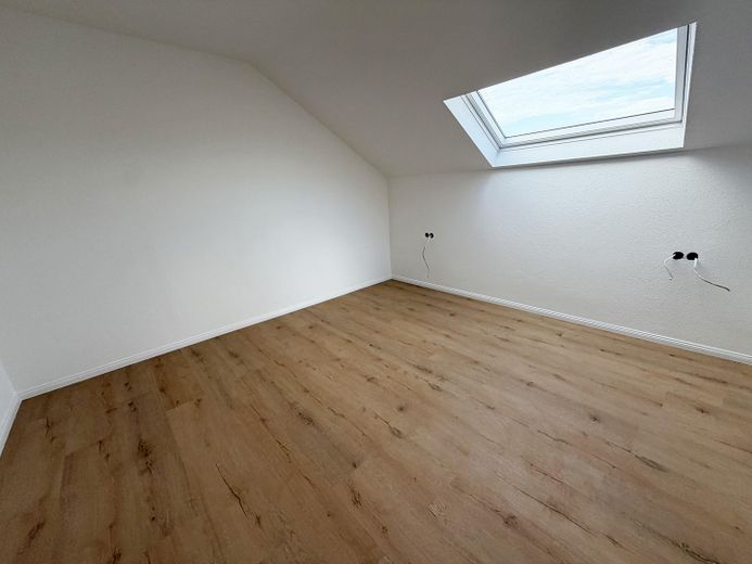 Piso de 2 habitaciones en ático, completamente renovado, con plaza de aparcamiento en Oberstenfeld – Schlafzimmer