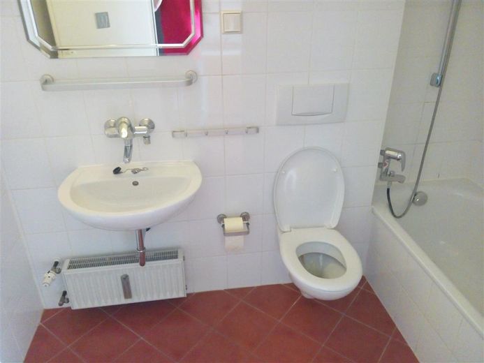:helle 1-Zimmer-Wohnung mit unverbautem  Bergblick – Bad