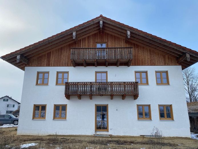 Appartamento con 4 locali al 1° piano, giardino e terrazza, nuova costruzione di 103 m2 a Fridolfing, canone di locazione senza spese 1150€ – Vorderseite