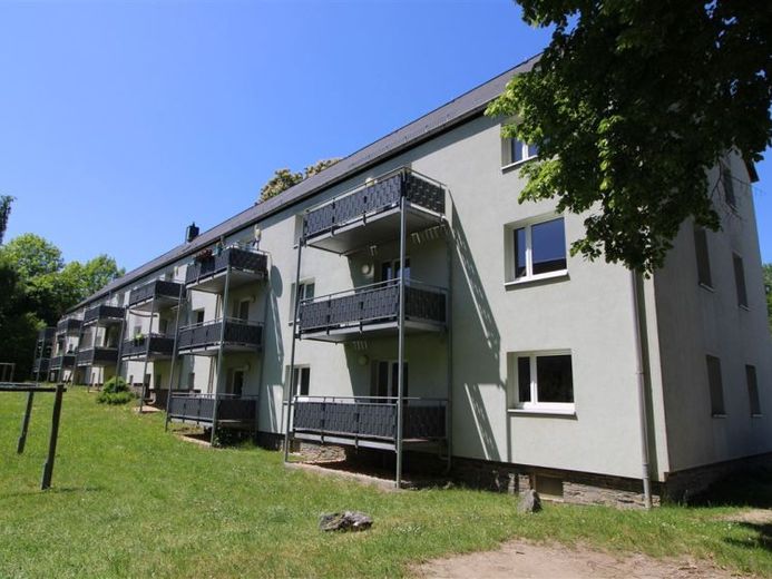 3-Zimmer-Wohnung in der 1. Etage mit Balkon wartet auf neue Mieter – Foto 1
