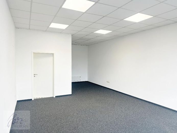 ***UNITÉ COMMERCIALE INONDÉE DE LUMIÈRE DANS LE PARC COMMERCIAL À NÜNCHRITZ*** - emplacement parfait pour votre activité ! – Geschäftsfläche mit Blick Richtung Küchenbereich